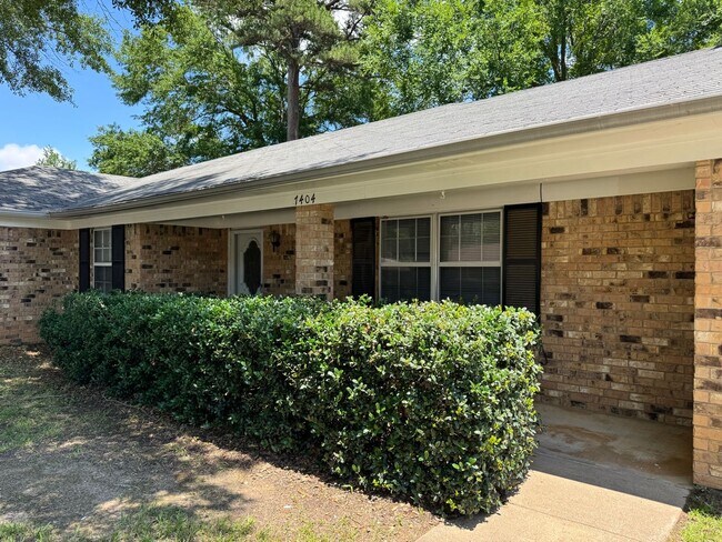 7404 Hollyoak Dr