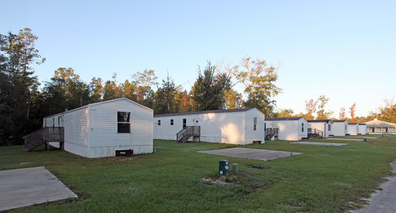 105 Ranch Rd in Century, FL - Building Photo