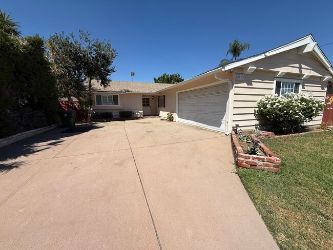 20033 Ingomar St in Winnetka, CA - Foto de edificio - Building Photo