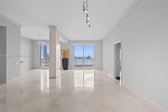 888 Brickell Key Dr in Miami, FL - Building Photo - Building Photo