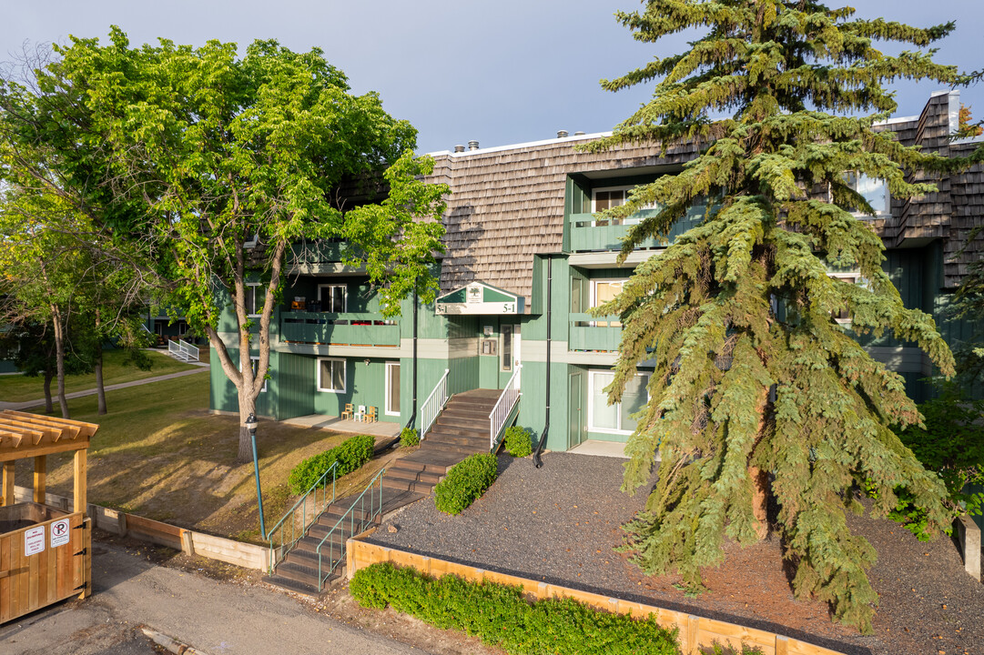 Southhampton Green Condominiums in Calgary, AB - Building Photo