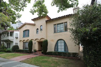 136 S Oakhurst Dr in Beverly Hills, CA - Building Photo - Building Photo