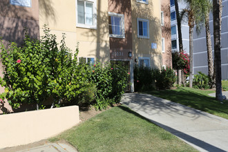 Oak Tree Village Apartment in Van Nuys, CA - Building Photo - Building Photo