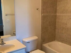 1077 Cheval Dr in Vero Beach, FL - Foto de edificio - Building Photo