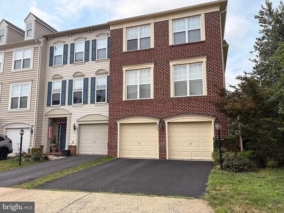 43225 Highgrove Terrace in Broadlands, VA - Foto de edificio