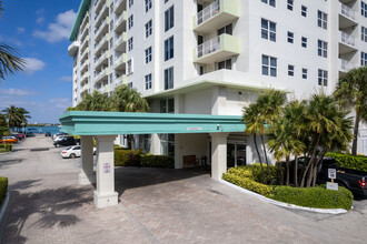 Island Pointe Condominiums in Miami Beach, FL - Building Photo - Building Photo