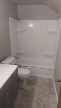 1417 1/2 S 12th St, Unit Cottage House in Burlington, IA - Building Photo - Building Photo