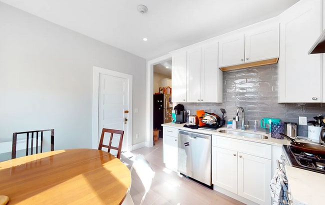 1284 Commonwealth Ave, Unit 7 in Boston, MA - Building Photo - Building Photo