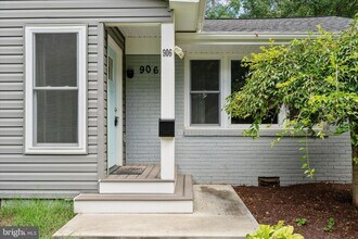 906 Monroe St in Herndon, VA - Building Photo - Building Photo