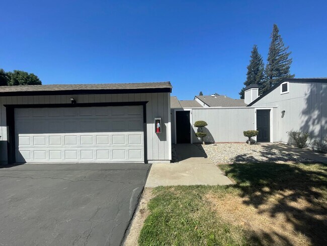 3400 Kingswood Dr in Modesto, CA - Foto de edificio - Building Photo