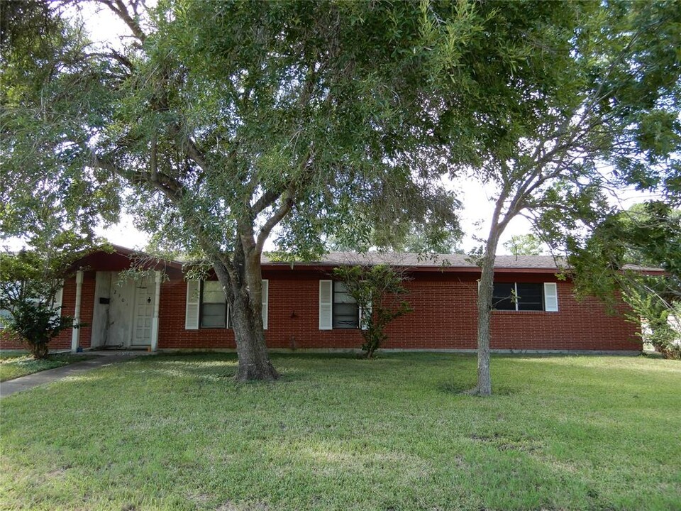 2301 McPherson Dr in Port Lavaca, TX - Foto de edificio