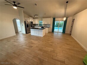 631 SW 12th St in Cape Coral, FL - Foto de edificio - Building Photo
