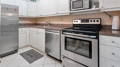 3701 N Country Club Dr, Unit 606 in Aventura, FL - Building Photo - Building Photo