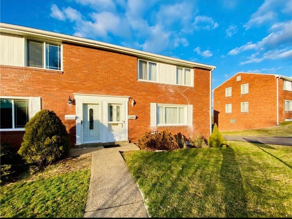355 Macassar Dr in Pittsburgh, PA - Building Photo