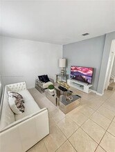 10598 W 32nd Ln in Hialeah, FL - Foto de edificio - Building Photo