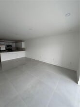 6070 W 19th Ave in Hialeah, FL - Foto de edificio - Building Photo