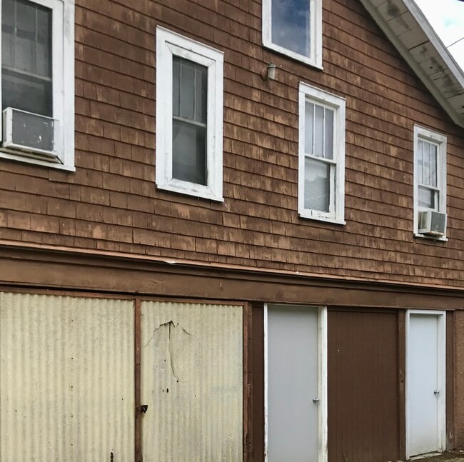 77 1/2 N High St, Unit Carriage House in Athens, OH - Foto de edificio - Building Photo