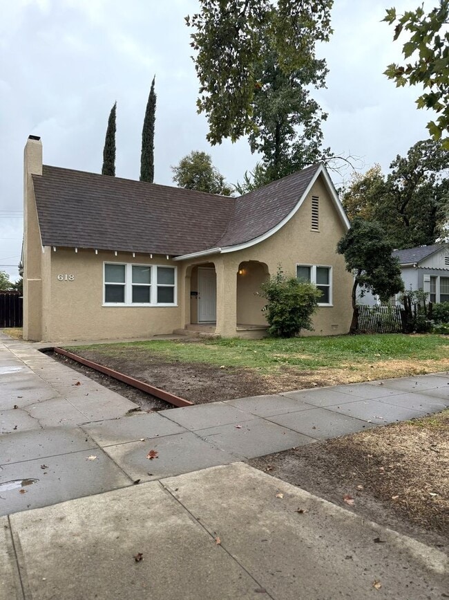 property at 618 W 26th St