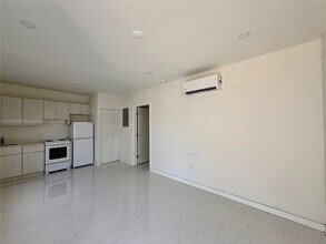 572 NE 67th St in Miami, FL - Building Photo - Building Photo