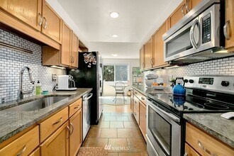 3710 27th Plz W, Unit 207 in Seattle, WA - Building Photo - Building Photo