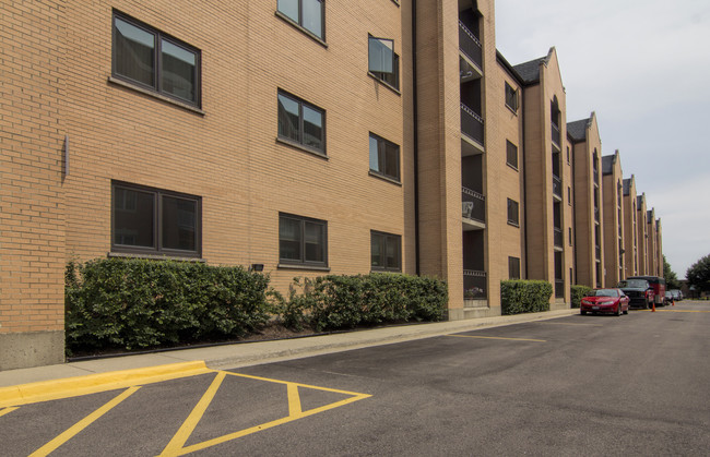 Courtyard Of Harwood Heights in Harwood Heights, IL - Building Photo - Building Photo