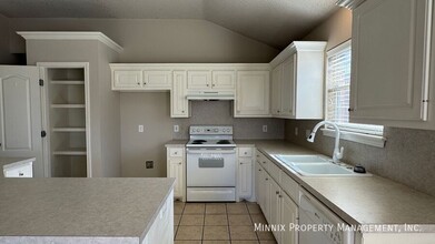 9704 Avenue U-Unit -B in Lubbock, TX - Building Photo - Building Photo