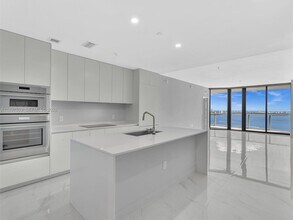 700 NE 24th St in Miami, FL - Building Photo - Building Photo