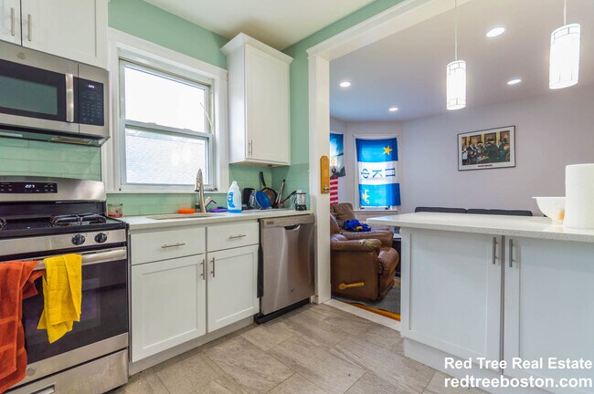 11 Atkins St, Unit 3 in Boston, MA - Foto de edificio - Building Photo