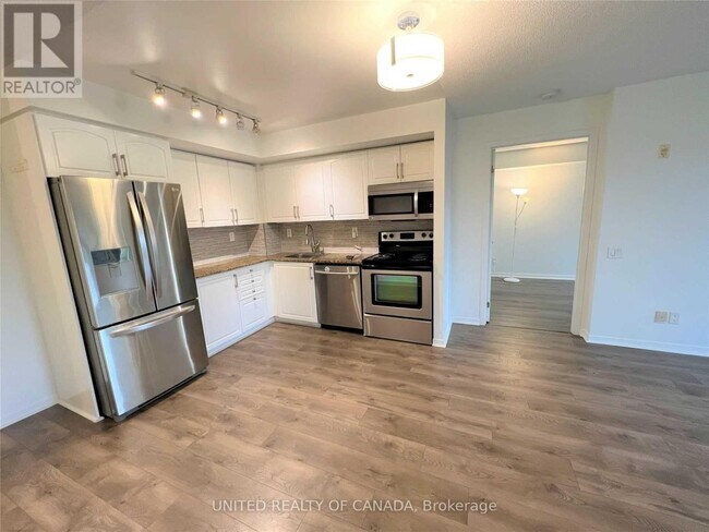 1040-1040 The Queensway in Toronto, ON - Building Photo - Building Photo