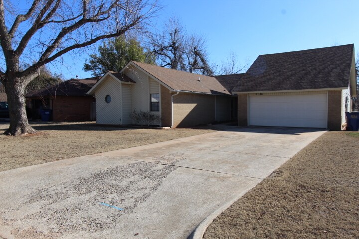 1136 W Johnathan Way in Mustang, OK - Foto de edificio