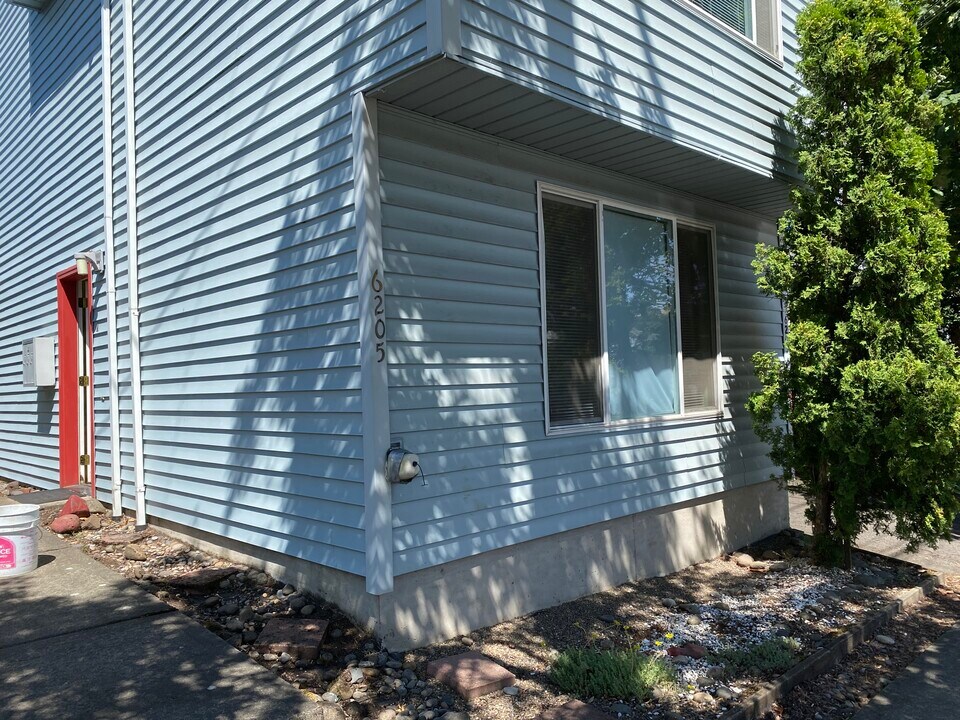6205 SE 92nd Ave, Unit A in Portland, OR - Building Photo