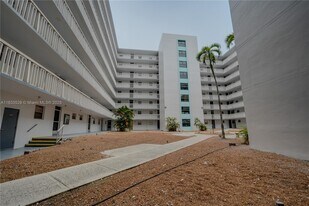 15600 NW 7th Ave in Miami, FL - Building Photo