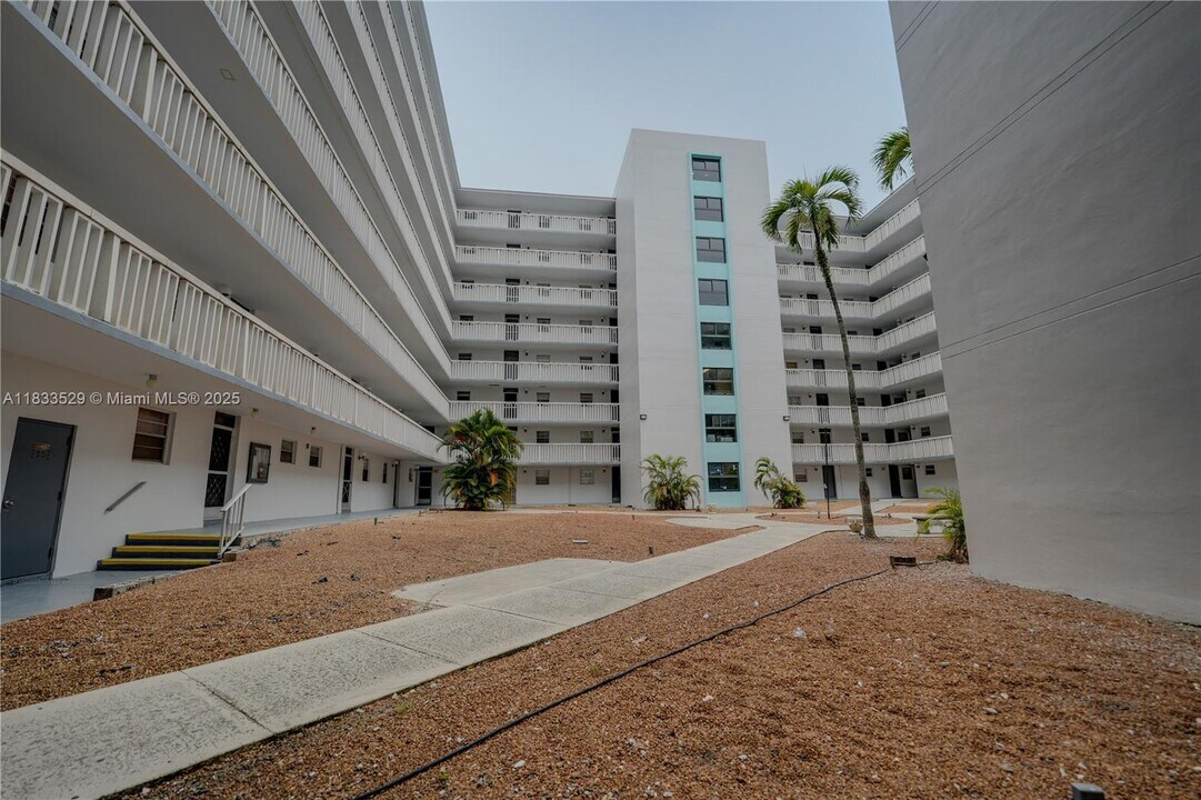 15600 NW 7th Ave in Miami, FL - Building Photo
