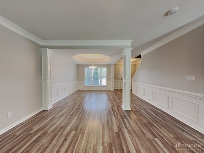 property at 735 Twickenham Ln