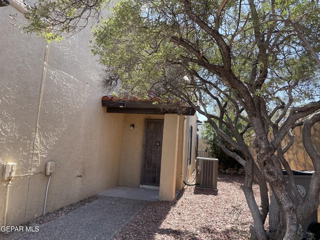 1500 Monte Sanders Ln in El Paso, TX - Foto de edificio - Building Photo