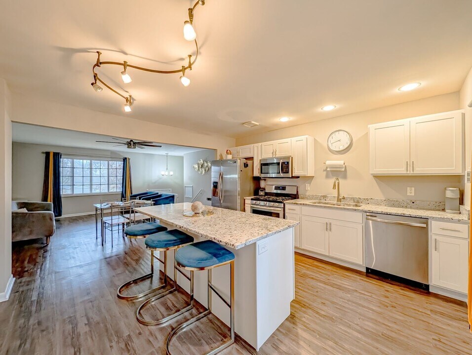 8616 Hickory Ave in Crystal Lake, IL - Building Photo