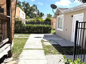 876 NW 14th Ct in Miami, FL - Building Photo - Building Photo