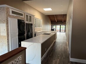 2645 Parkview Dr S in Hallandale Beach, FL - Building Photo - Building Photo