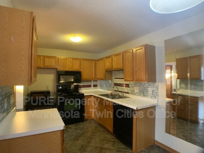 428 Appleblossom Ln in Shakopee, MN - Building Photo - Building Photo