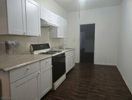 528 Valley Brook Ave in Lyndhurst, NJ - Building Photo