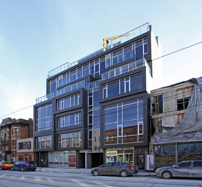 799-801 College St in Toronto, ON - Building Photo