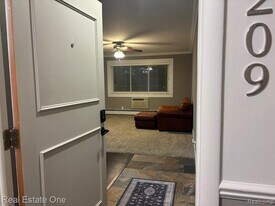 803 Plate St in Rochester, MI - Building Photo