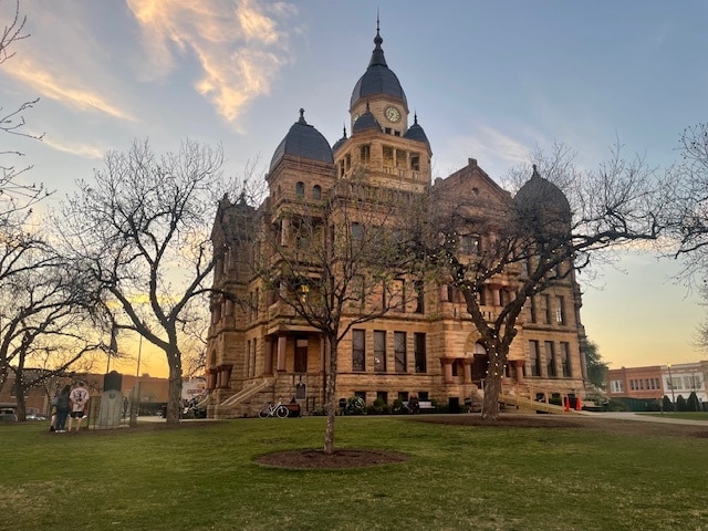 102 N Locust St, Unit 201 in Denton, TX - Foto de edificio - Building Photo