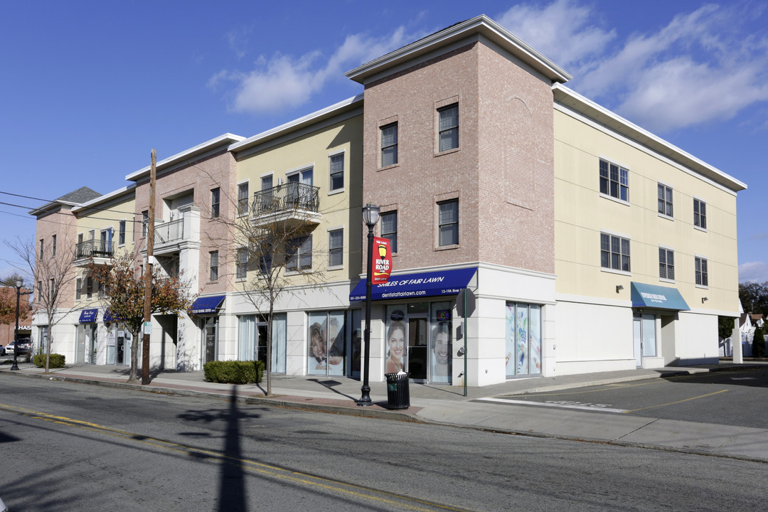 River House in Fair Lawn, NJ - Building Photo