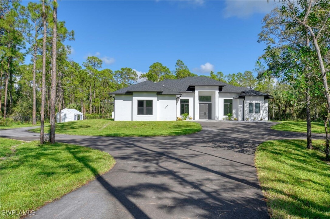 219 33rd Ave NW in Naples, FL - Foto de edificio