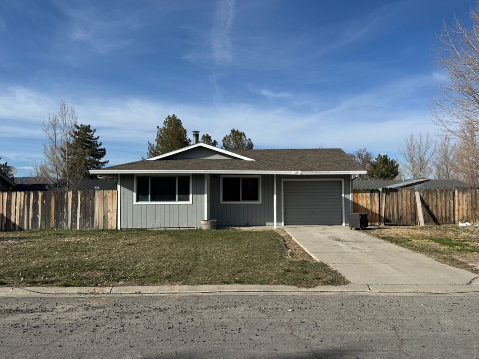 709-965-965 Willow St in Susanville, CA - Foto de edificio