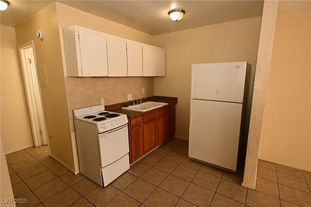 3021 E Carey Ave-Unit -4 in North Las Vegas, NV - Building Photo