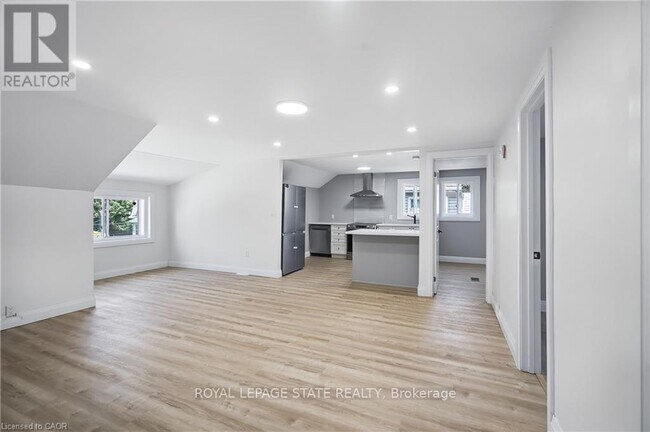 10 Comet Ave in Hamilton, ON - Building Photo - Building Photo