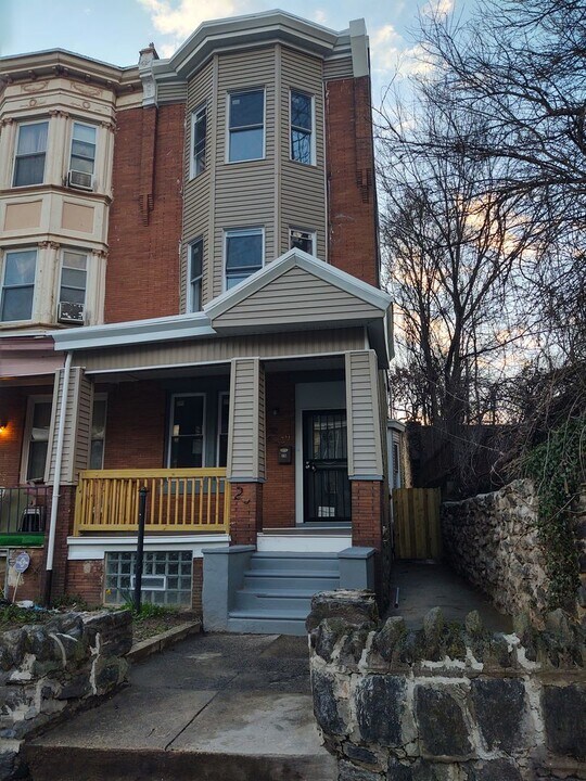 29 W Logan St in Philadelphia, PA - Building Photo