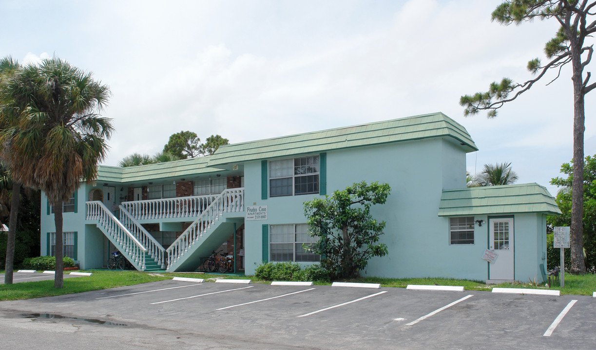 Pirates Cove Apartments in Deerfield Beach, FL - Building Photo